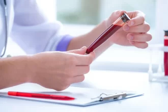 anvisa-busca-laboratorios-com-capacidade-de-detectar-metanol-em-amostras-de-sangue