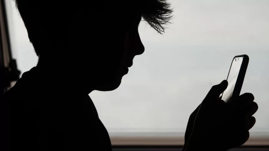 professor-que-trocou-mundo-corporativo-por-escola-publica-alerta-alunos-sobre-perigos-das-redes