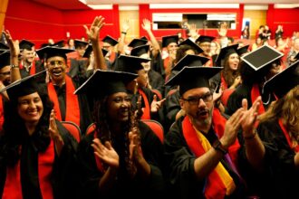 formandos-da-universidade-das-quebradas-celebram-periferia-na-abl