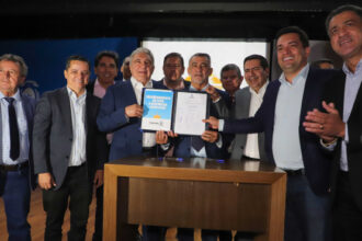 governador-laurez-moreira-encaminha-pccr-da-educacao-a-assembleia-e-pede-celeridade-para-a-aprovacao