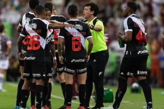 vasco-segura-pressao,-vence-fortaleza-no-castelao-e-derruba-tabu-de-22-anos