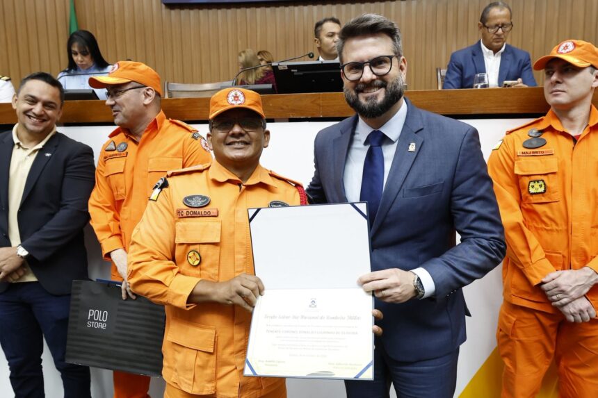 a-frente-da-operacao-na-tragedia-da-ponte-jk,-ten-cel.-donaldo-e-homenageado-por-mantoan