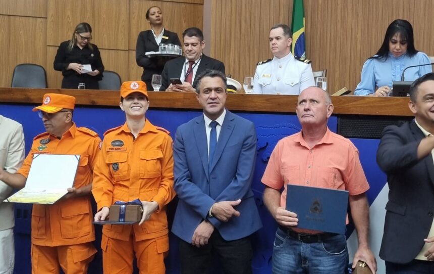 luciano-oliveira-homenageia-profissionais-do-corpo-de-bombeiros-em-sessao-solene-na-aleto