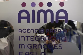 fila-em-agencia-de-imigracao-de-portugal-faz-estrangeiros-passarem-a-noite-na-calcada