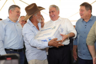em-palmas,-governador-laurez-moreira-participa-de-workshop-sobre-producao-de-frutas-e-hortalicas-e-entrega-kits-de-sementes-do-programa-mesa-farta