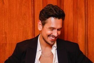 joao-vicente-de-castro-abre-bastidores-de-‘vale-tudo’-e-diz-como-reage-a-comentarios-com-seu-nome-na-web
