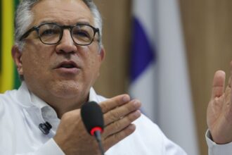 “nao-vamos-negar-aos-nossos-filhos-o-direito-a-vacina”,-diz-padilha