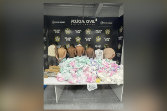 policia-descobre-laboratorio-de-drogas-do-comando-vermelho-em-rio-das-ostras,-apreende-200-quilos-de-cocaina-e-prende-7-homens-no-local