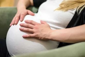 policia-prende-mulher-que-admitiu-gravidez-falsa-para-pedir-dinheiro-no-parana