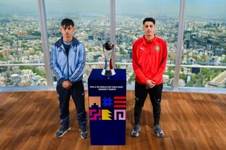 antes-de-final-do-mundial-sub-20,-capitaes-de-argentina-e-marrocos-posam-com-trofeu-no-mirante-mais-alto-da-america-do-sul