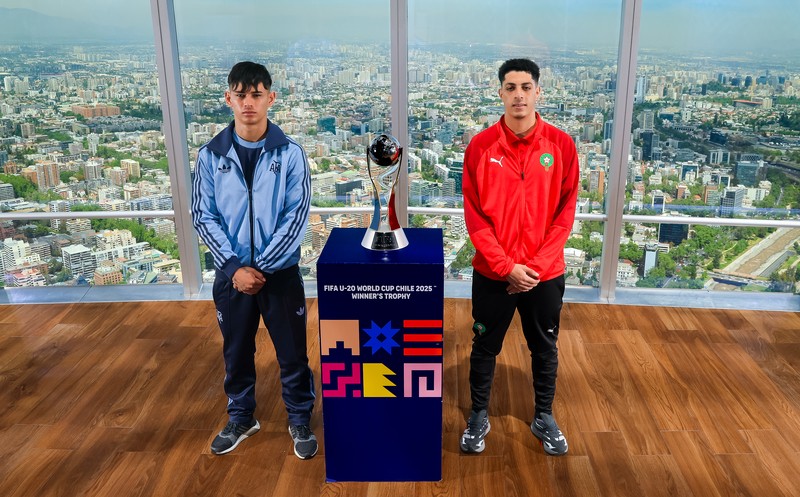 antes-de-final-do-mundial-sub-20,-capitaes-de-argentina-e-marrocos-posam-com-trofeu-no-mirante-mais-alto-da-america-do-sul