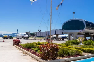 aeroporto-santos-dumont,-no-rj,-e-fechado-apos-vazamento-de-oleo-na-pista