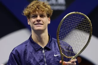 sinner-ganha-raquete-de-ouro-de-r$-1,5-milhao-apos-titulo-no-six-kings-sobre-alcaraz