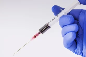 mae-de-bebe-ataca-enfermeira-com-seringa-possivelmente-com-hiv-em-bh