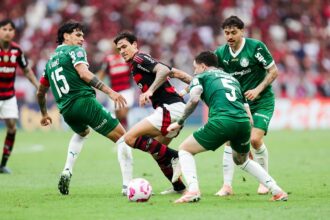 com-pedro-e-arrascaeta-fatais,-flamengo-vence-o-palmeiras-e-cola-na-lideranca-do-brasileiro
