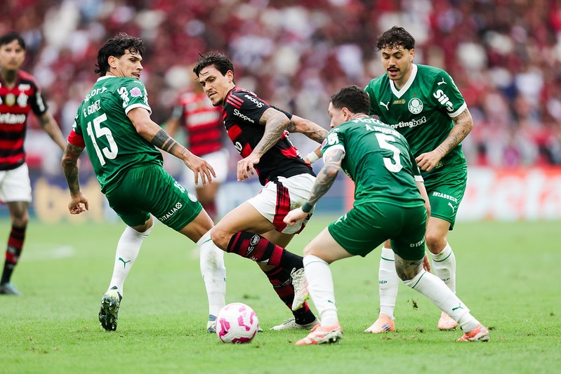 com-pedro-e-arrascaeta-fatais,-flamengo-vence-o-palmeiras-e-cola-na-lideranca-do-brasileiro