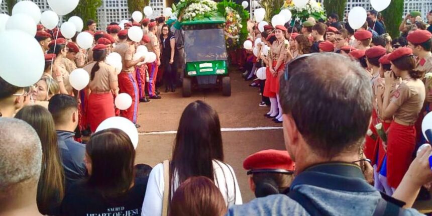 enterro-de-jovem-esfaqueado-no-df-e-marcado-por-pedido-de-justica