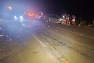 acidente-envolvendo-dois-carros-deixa-uma-pessoa-morta-e-outra-ferida-na-br-153