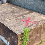 cruzes-vermelhas-em-tumulos-causam-reacao-em-cidade-do-parana