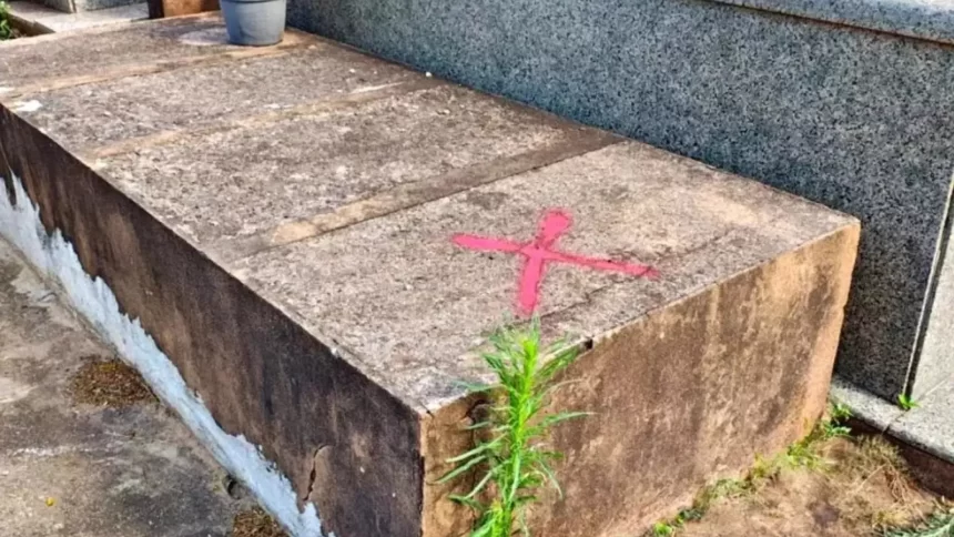 cruzes-vermelhas-em-tumulos-causam-reacao-em-cidade-do-parana