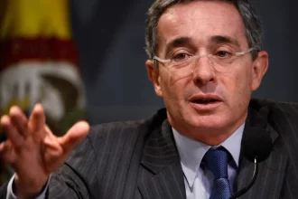 tribunal-na-colombia-absolve-ex-presidente-alvaro-uribe-de-crimes-de-suborno-e-fraude