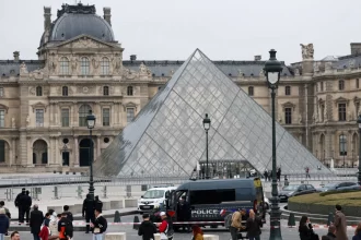 joias-roubadas-do-louvre-valem-r$-550-milhoes,-afirma-o-governo-da-franca