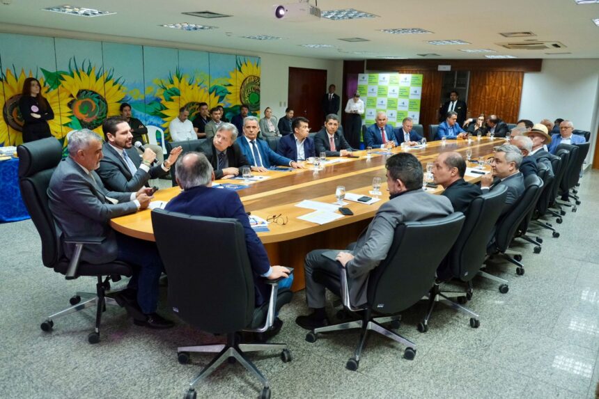 olyntho-conduz-reuniao-sobre-a-ldo-2026-com-poderes-e-instituicoes