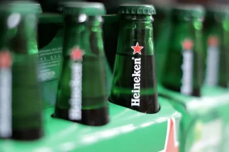 heineken-garante-receita-em-linha-com-o-esperado-no-3otri;-em-amsterda,-acao-sobe-1,5%-–