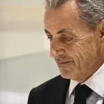 sarkozy-e-mantido-em-cela-isolada-e-com-dois-segurancas-em-prisao-de-paris