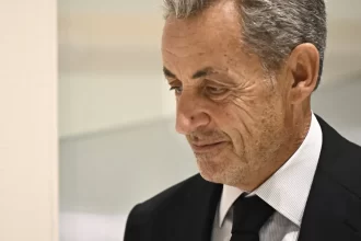 sarkozy-e-mantido-em-cela-isolada-e-com-dois-segurancas-em-prisao-de-paris