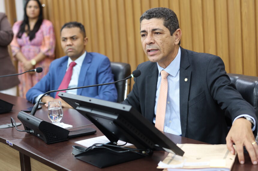 valdemar-junior-comemora-aprovacao-do-pccr-da-educacao-na-ccj