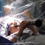 mulher-com-parkinson-toca-clarinete-durante-operacao-ao-cerebro;-veja!