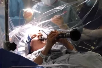 mulher-com-parkinson-toca-clarinete-durante-operacao-ao-cerebro;-veja!