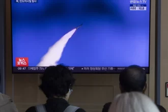 pyongyang-lanca-misseis-na-vespera-da-visita-de-trump-a-coreia-do-sul