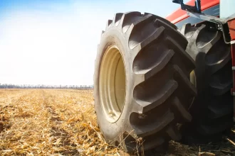 menino-de-12-anos-morre-apos-trator-tombar-e-cair-em-represa-em-minas