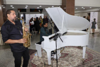 emocao-e-sensibilidade-marcam-a-abertura-da-exposicao-“entre-gravuras-e-tracos”-com-o-espetaculo-sampiano-–-sons-que-contam-historias