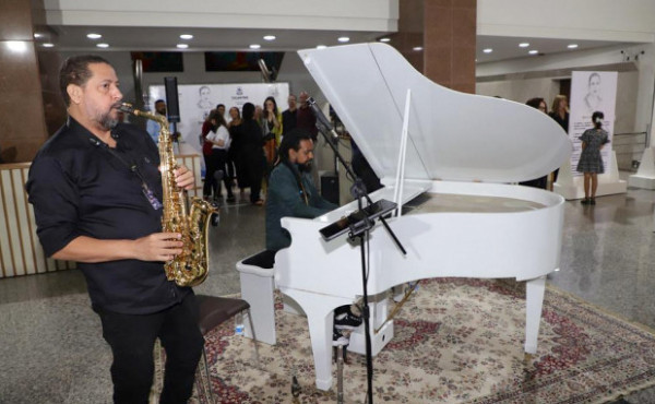 emocao-e-sensibilidade-marcam-a-abertura-da-exposicao-“entre-gravuras-e-tracos”-com-o-espetaculo-sampiano-–-sons-que-contam-historias