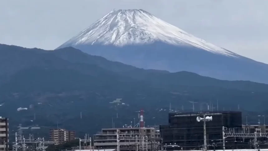 monte-fuji-registra-primeira-neve-do-ano-com-21-dias-de-atraso-historico