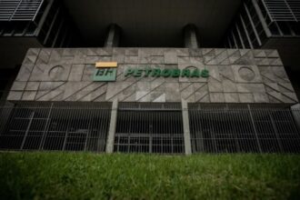 petrobras-prepara-programa-de-demissao-voluntaria-para-funcionarios-aposentados