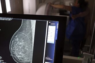 outubro-rosa:-como-receber-o-auxilio-doenca-em-tratamento-de-cancer