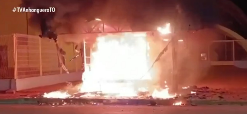 ponto-de-onibus-que-atende-moradores-da-regiao-sul-de-palmas-e-incendiado-durante-a-madrugada