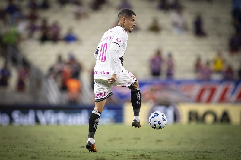 philippe-coutinho-deslancha-com-diniz-e-vive-melhor-momento-na-volta-ao-vasco