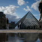 policia-francesa-prende-dois-suspeitos-do-assalto-ao-museu-do-louvre