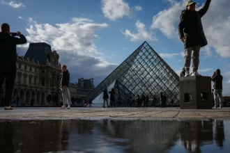 policia-francesa-prende-dois-suspeitos-do-assalto-ao-museu-do-louvre