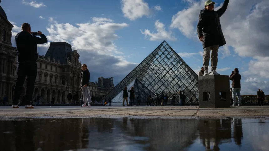 policia-francesa-prende-dois-suspeitos-do-assalto-ao-museu-do-louvre