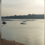 onibus-de-turismo-cai-no-rio-tocantins-ao-entrar-em-balsa-e-motorista-fica-preso-dentro-do-veiculo