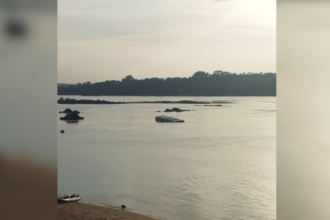 onibus-de-turismo-cai-no-rio-tocantins-ao-entrar-em-balsa-e-motorista-fica-preso-dentro-do-veiculo
