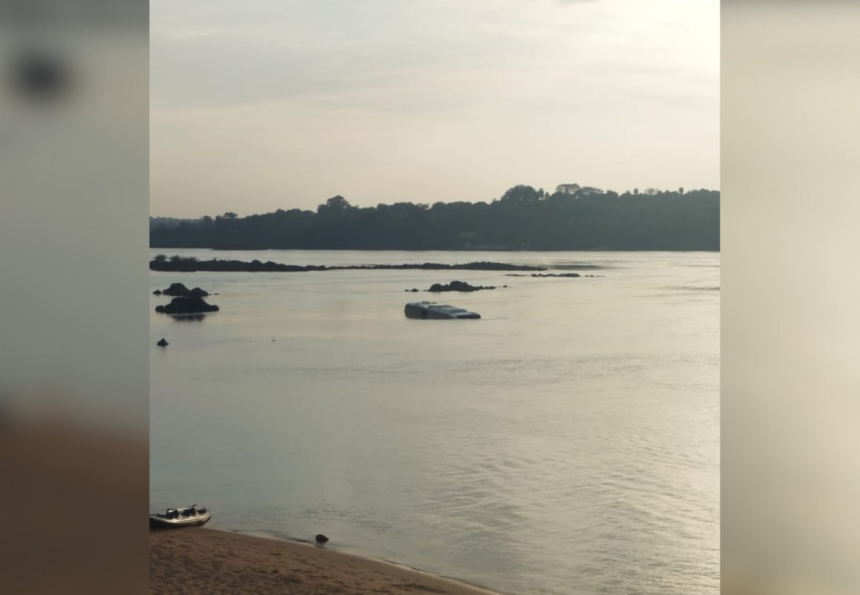 onibus-de-turismo-cai-no-rio-tocantins-ao-entrar-em-balsa-e-motorista-fica-preso-dentro-do-veiculo