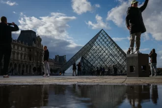 policia-francesa-prende-dois-suspeitos-do-assalto-ao-museu-do-louvre