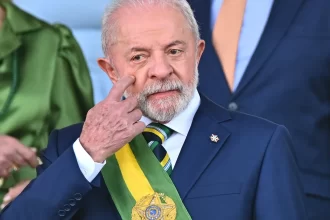 trajetoria-de-vida-de-lula-da-silva-vira-enredo-no-sambodromo-do-rio